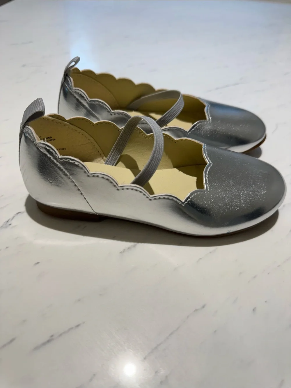 GAP Girls 10 Metallic Silver Scalloped Mary Jane Flats NWOT